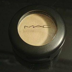 *Brand New* MAC Eyeshadow in Shroom
